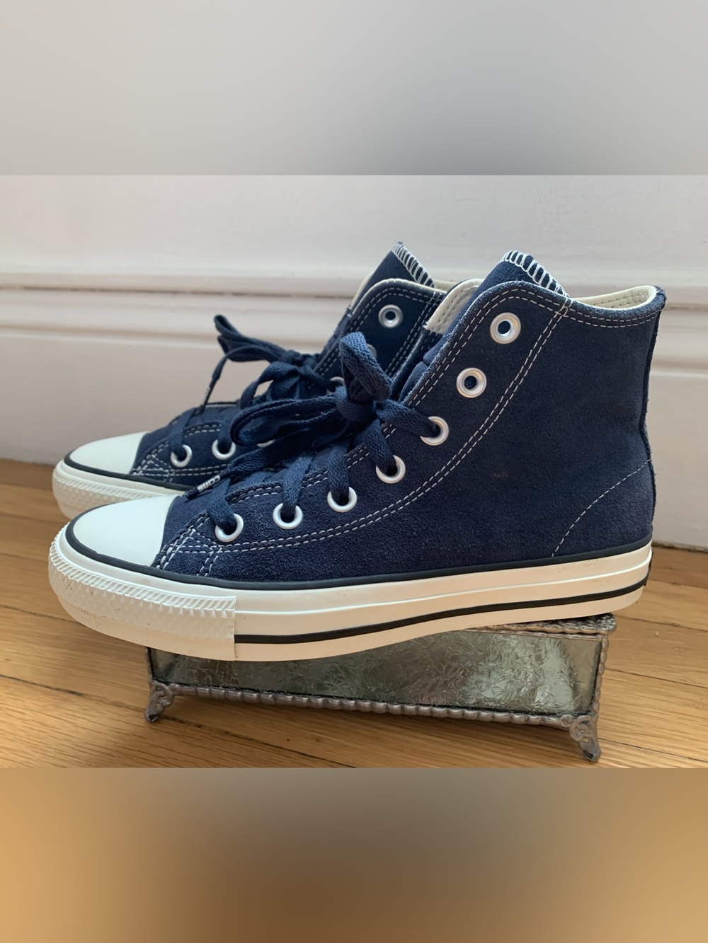 NWOB CONVERSE ALL STAR UNISEX NAVY-BLUE HI-TOP LEATHER SNEAKERS SIZE W-6/M-4